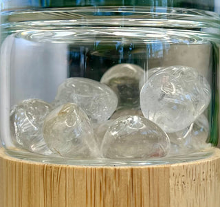 Glasflasche mit Kristallen und Teesieb